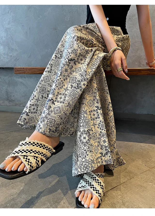 2025 Summer Women's French Retro Print A-line Wide-leg Capris Detail