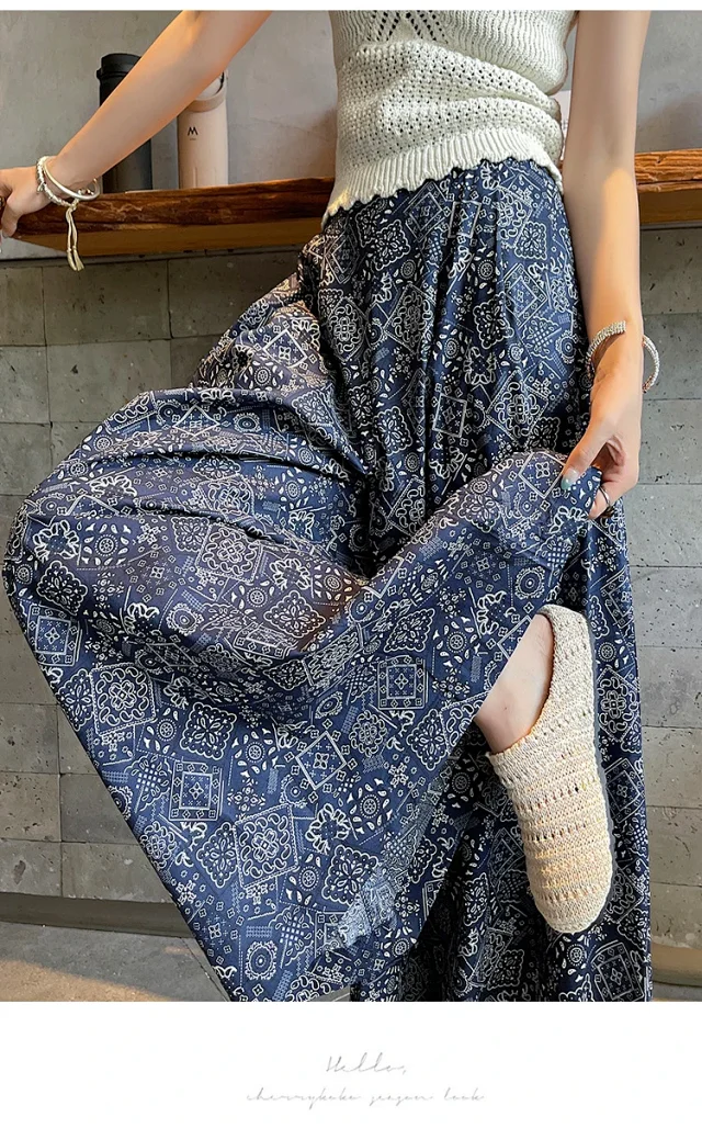 2025 Summer Women's French Retro Print A-line Wide-leg Capris Detail