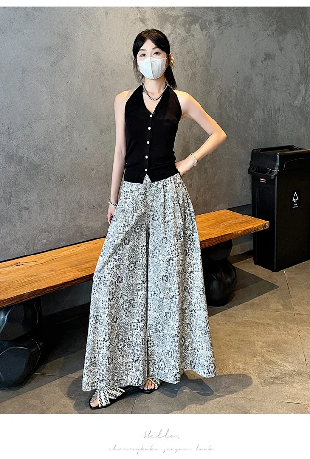 2025 Summer Women's French Retro Print A-line Wide-leg Capris Detail