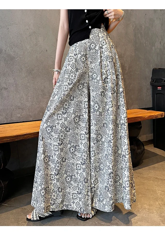 2025 Summer Women's French Retro Print A-line Wide-leg Capris Detail