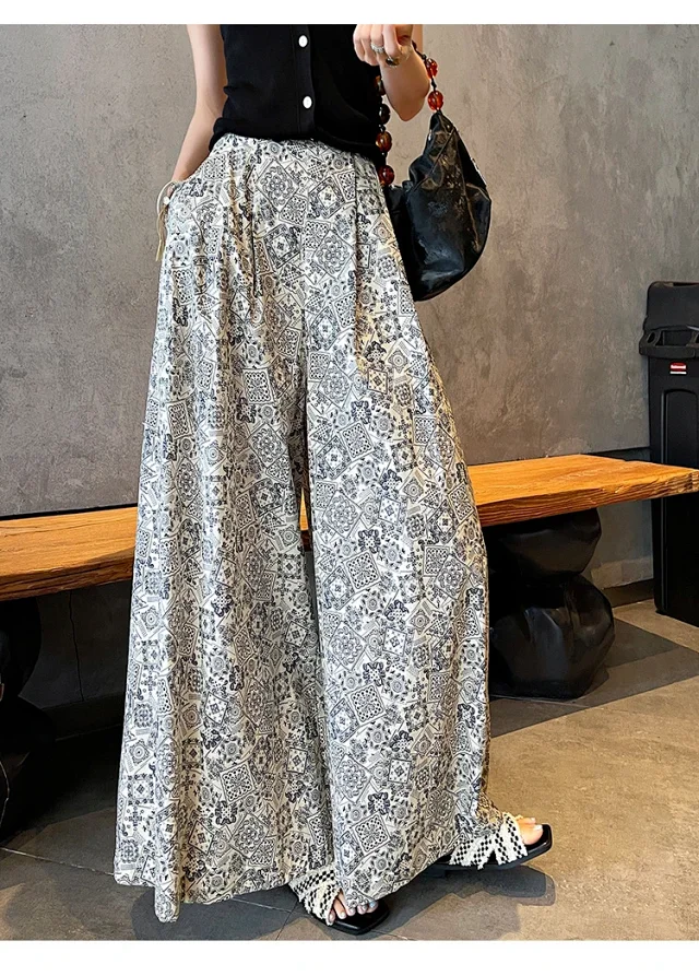 2025 Summer Women's French Retro Print A-line Wide-leg Capris Detail