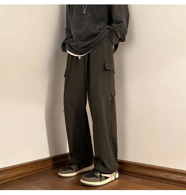 Men's Outdoor Loose Cargo Pants Detail