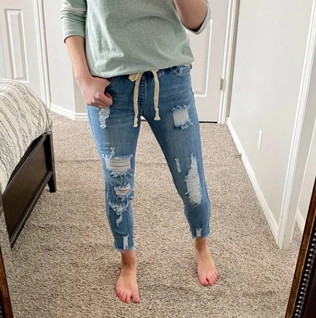 High-Waist Ripped Elastic Waist Jeans for Women Detail