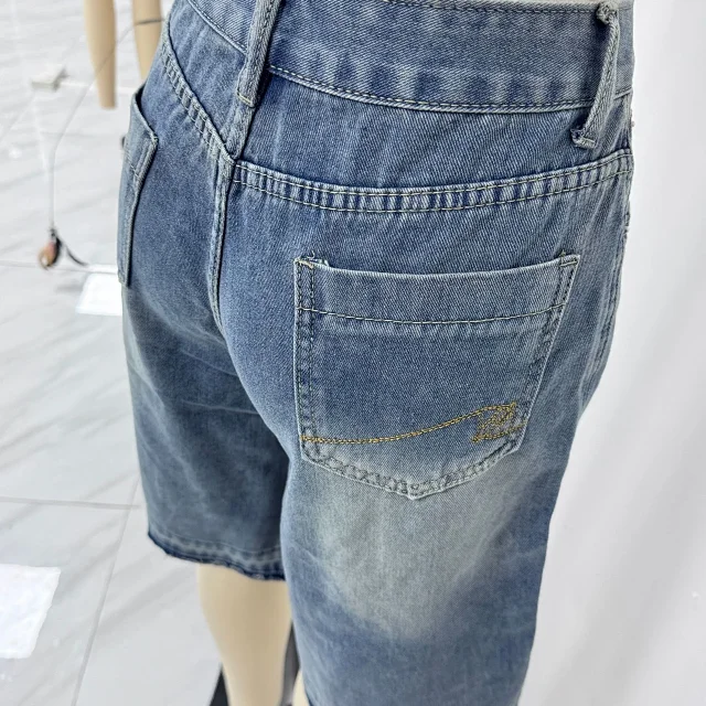 TUME Retro Loose High-waist Denim Capris for Women Detail