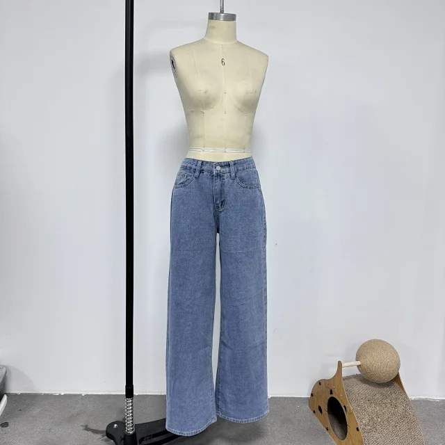 Women's Loose High - Waist Jeans Detail