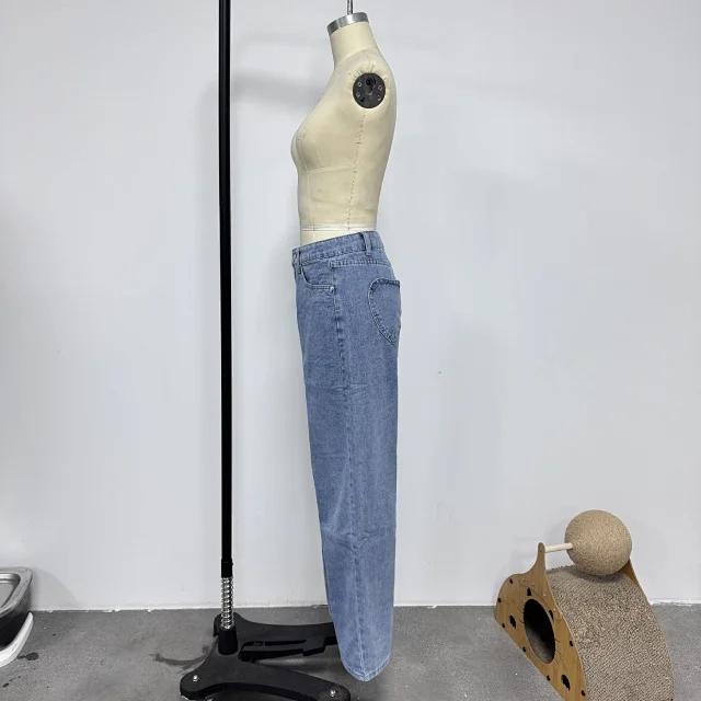 Women's Loose High - Waist Jeans Detail