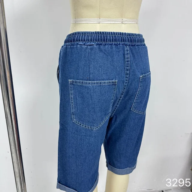 European & American Sourced Women's Loose Straight Cuffed Dark Blue Denim Capris Detail