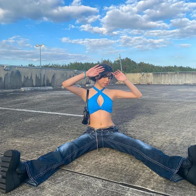 Fashion High-waist Bell-bottom Jeans for Women Detail