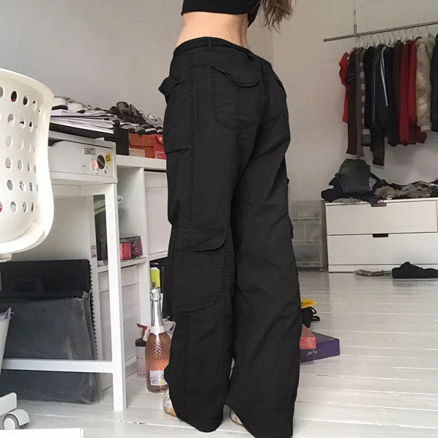Trendy Women's Gray Wide-Leg Cargo Pants Detail
