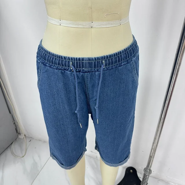 European & American Sourced Women's Loose Straight Cuffed Dark Blue Denim Capris Detail