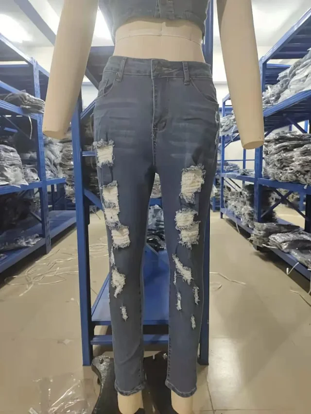 High-waisted Stretch Hole Skinny Jeans Detail