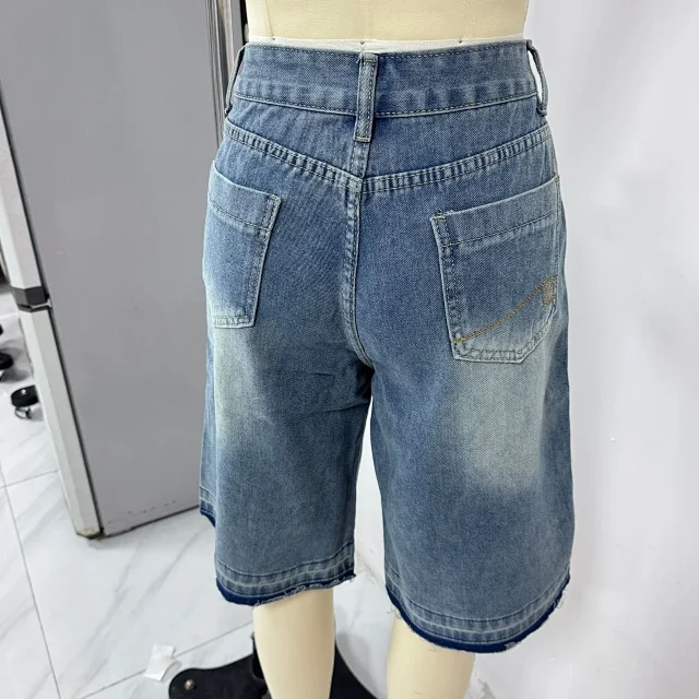 TUME Retro Loose High-waist Denim Capris for Women Detail