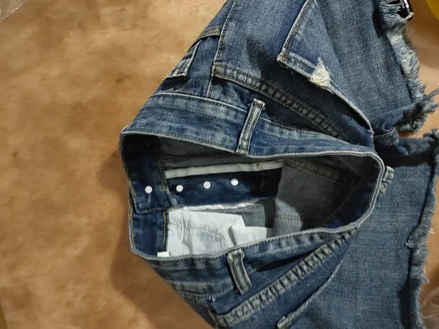 YI3055# Ripped Tassel Denim Shorts Detail