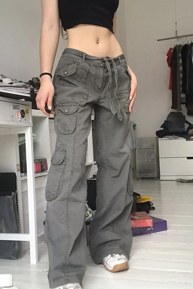 Trendy Women's Gray Wide-Leg Cargo Pants Detail