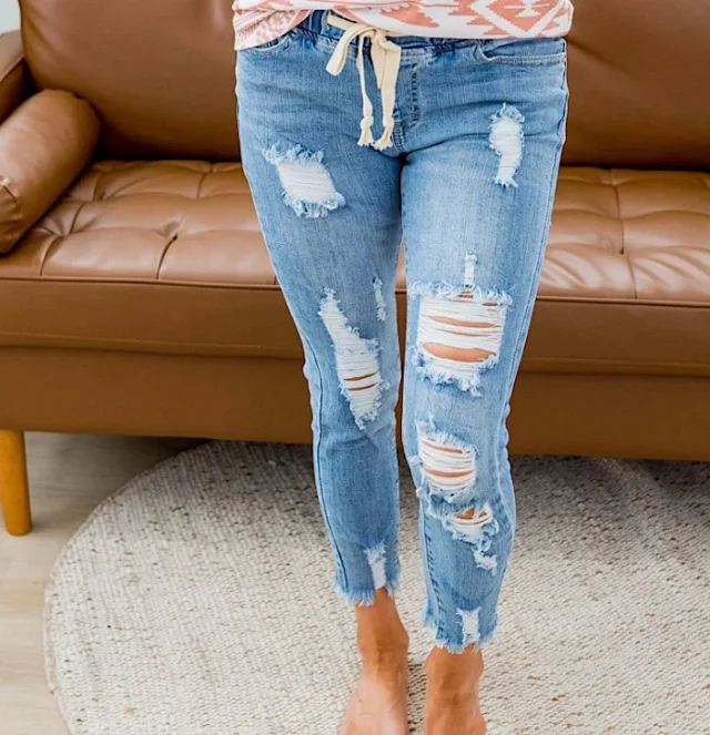 High-Waist Ripped Elastic Waist Jeans for Women Detail