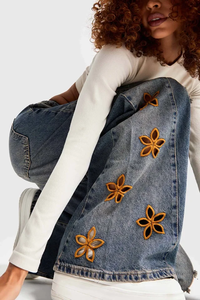 Amazon's Hit: Embroidered High-Waisted Loose Jeans for Women Detail