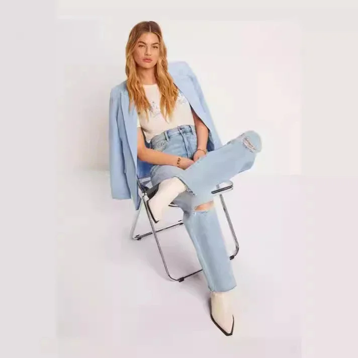 Casual Light Wash Distressed Denim Capris