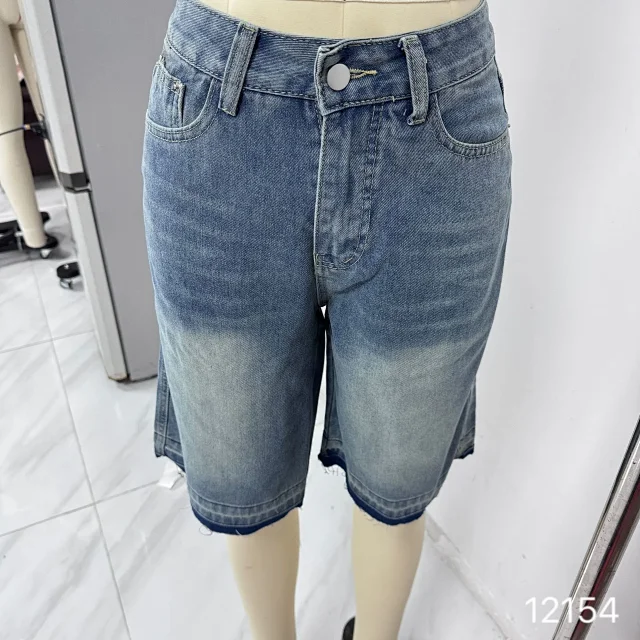 TUME Retro Loose High-waist Denim Capris for Women Detail