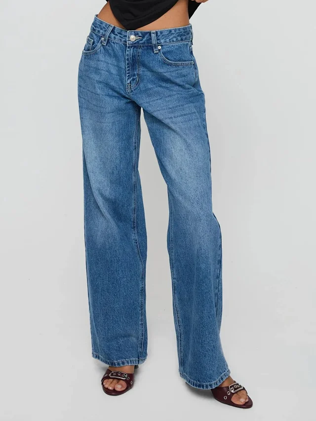 Amazon Flared High-waist Jeans Detail