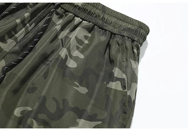 Men's Vintage Camo Cargo Shorts Detail