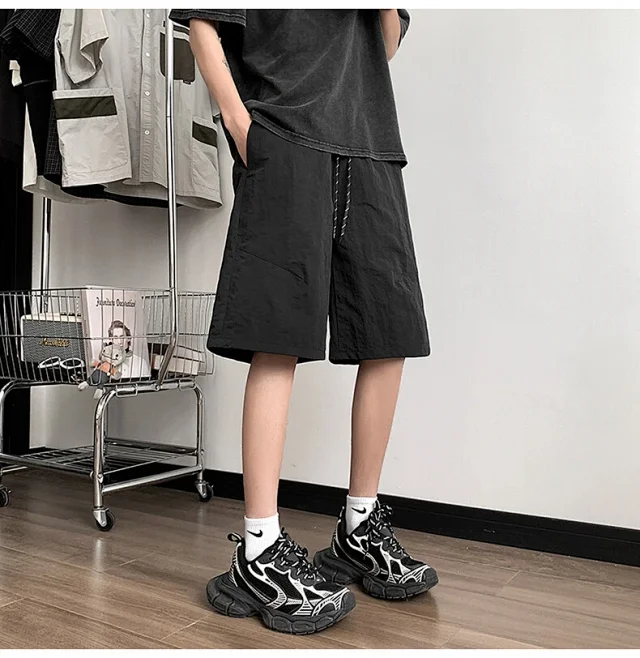 Men's Trendy Quick - Dry Taffeta 5 - Inch Shorts Detail