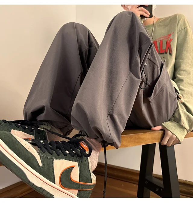 Men's Outdoor Loose Cargo Pants Detail