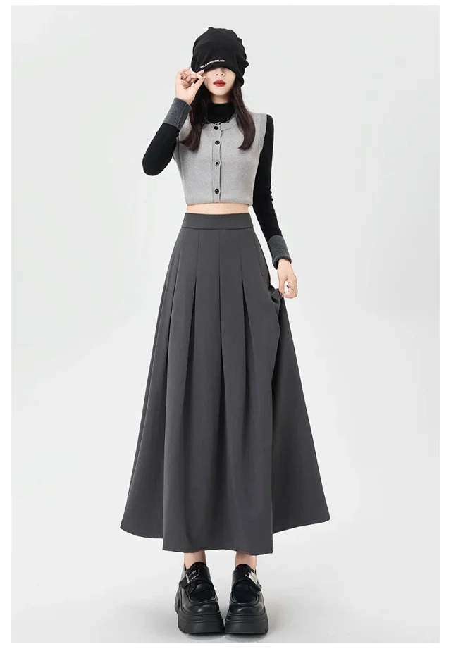 Women's Mid-Length Gray Suit Pleated Skirt Detail