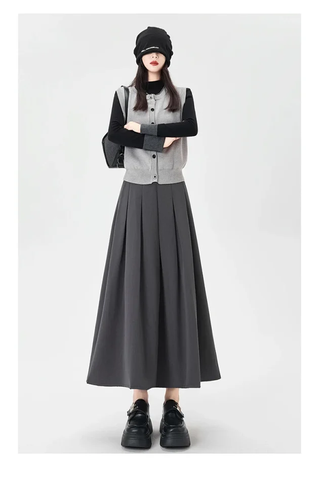 Women's Mid-Length Gray Suit Pleated Skirt Detail