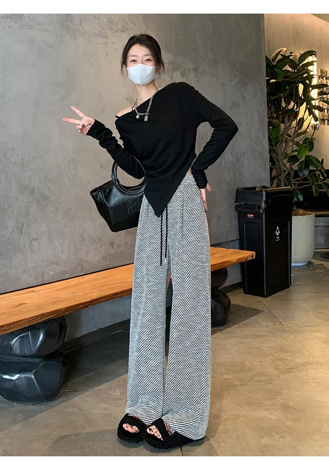 Shiny Striped Wide-Leg Pants for Women Detail