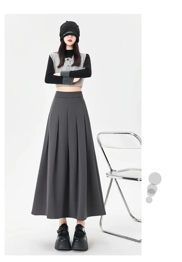 Women's Mid-Length Gray Suit Pleated Skirt Detail