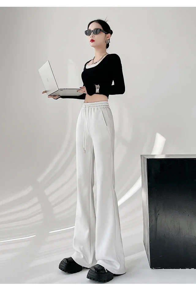 2025 Fall Women's Maillard Horseshoe Pants - High-Waisted, Slimming, American Micro-Flare Long Pants Detail