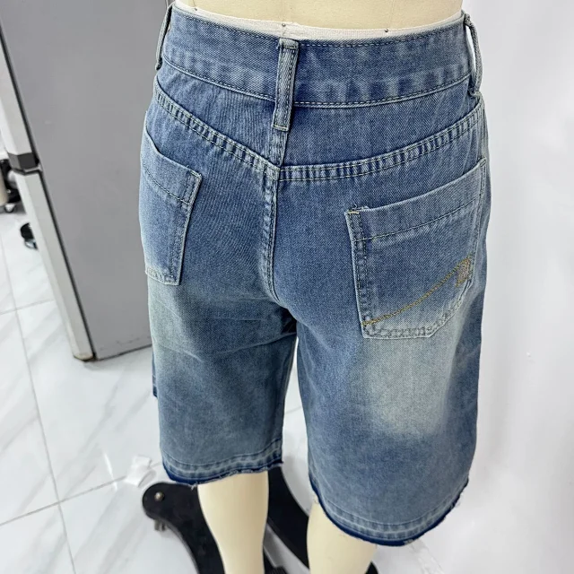 TUME Retro Loose High-waist Denim Capris for Women Detail