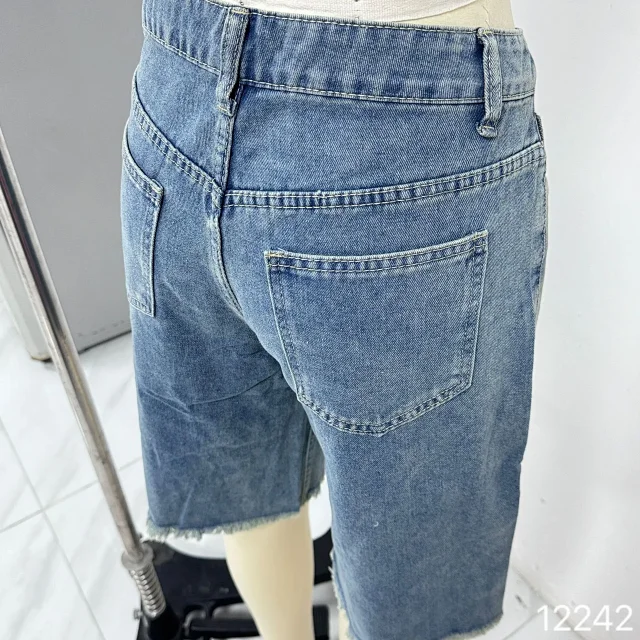Loose Retro Denim Shorts for Ladies Detail