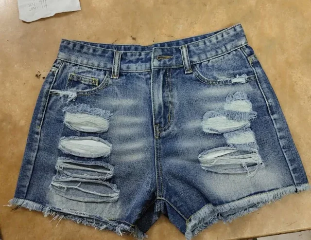 2025 Summer New Tassel Ripped Denim Shorts Detail