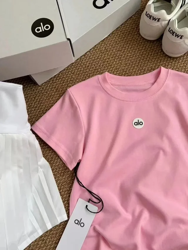 Alo Yoga T-Shirts Crew Neck Short-Sleeve Logo T-Shirt product detail image 10