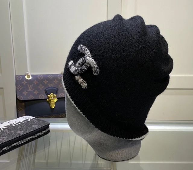 Chanel Hats Cable-Knit Logo Beanie product detail image 15