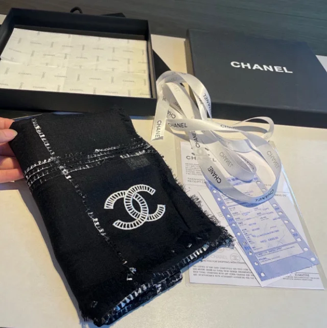 Chanel Scarves Fringed plaid CC-logo scarf product detail image 2