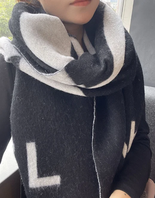 Chanel Scarves Fringed plaid CC-logo scarf product detail image 3