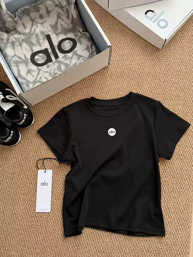 Alo Yoga T-Shirts Crew Neck Short-Sleeve Logo T-Shirt product detail image 12