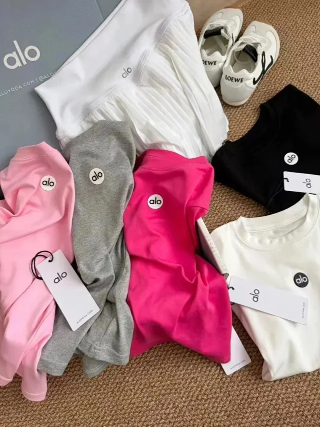 Alo Yoga T-Shirts Crew Neck Short-Sleeve Logo T-Shirt product detail image 4