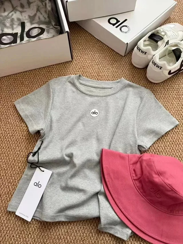 Alo Yoga T-Shirts Crew Neck Short-Sleeve Logo T-Shirt product detail image 1