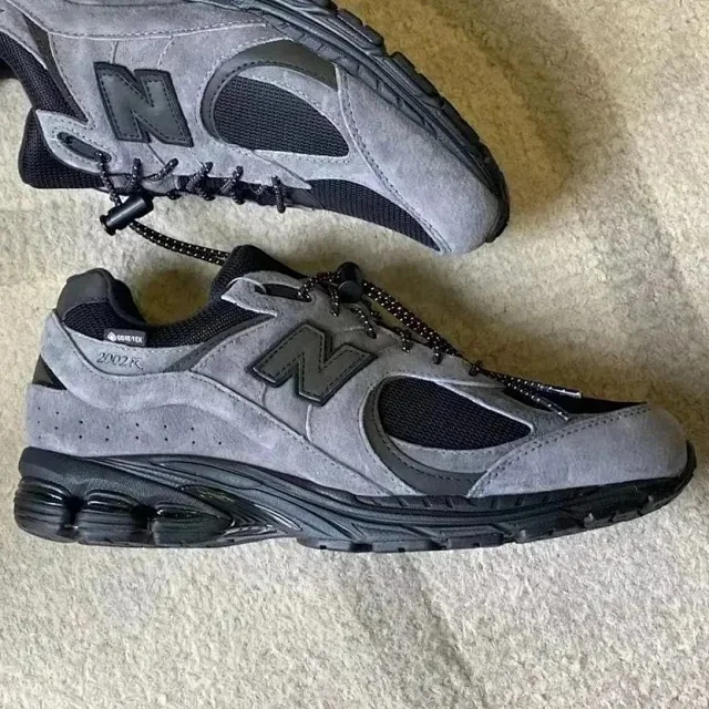 New Balance Sneakers 2002R Gore-Tex product detail image 2