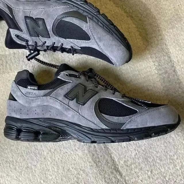 New Balance Sneakers 2002R Gore-Tex product detail image 1