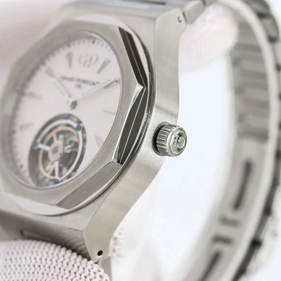 Girard-Perregaux Watches Laureato Tourbillon image 2