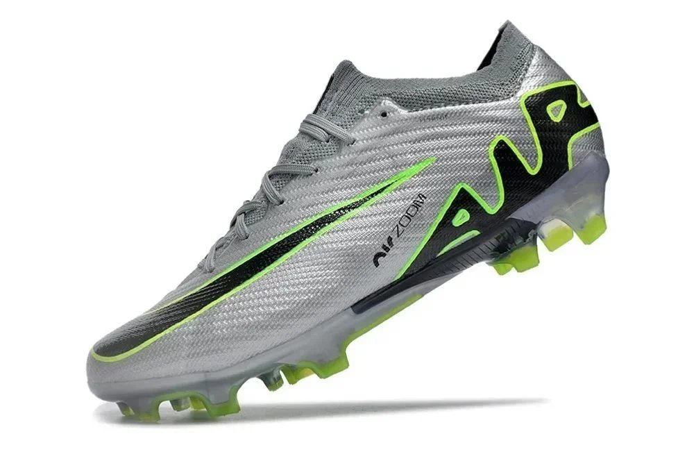 Nike Boots Low-cut studded football — 33