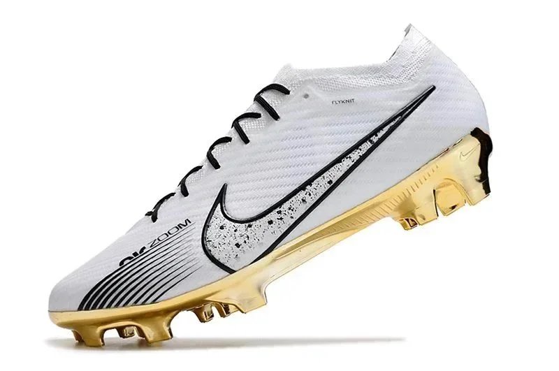 Nike Boots Low-cut studded football — 28