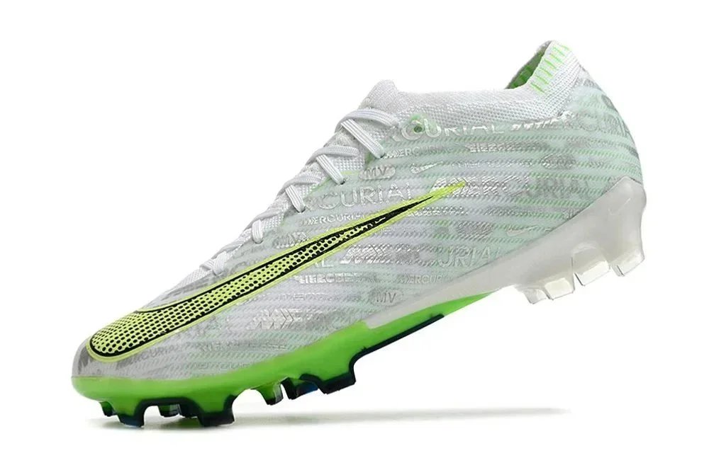 Nike Boots Low-cut studded football — 22