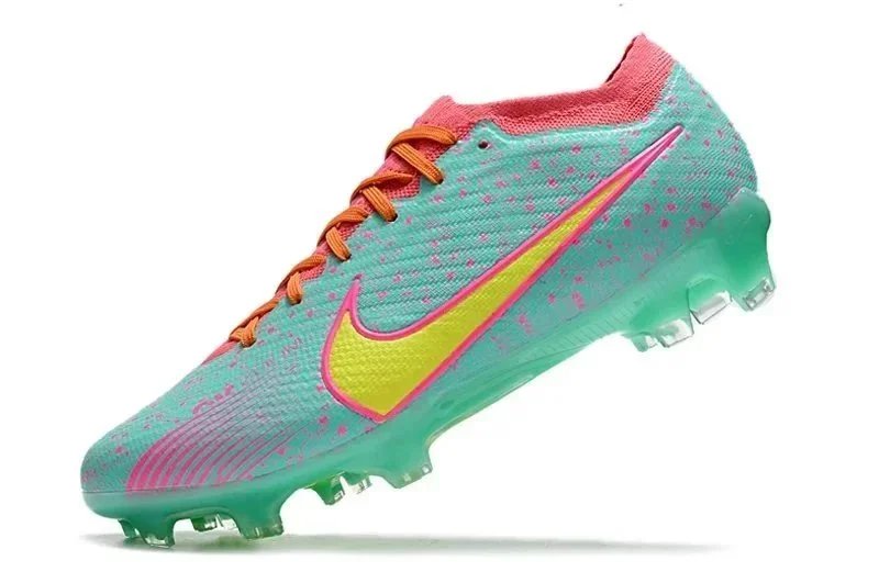 Nike Boots Low-cut studded football — 30