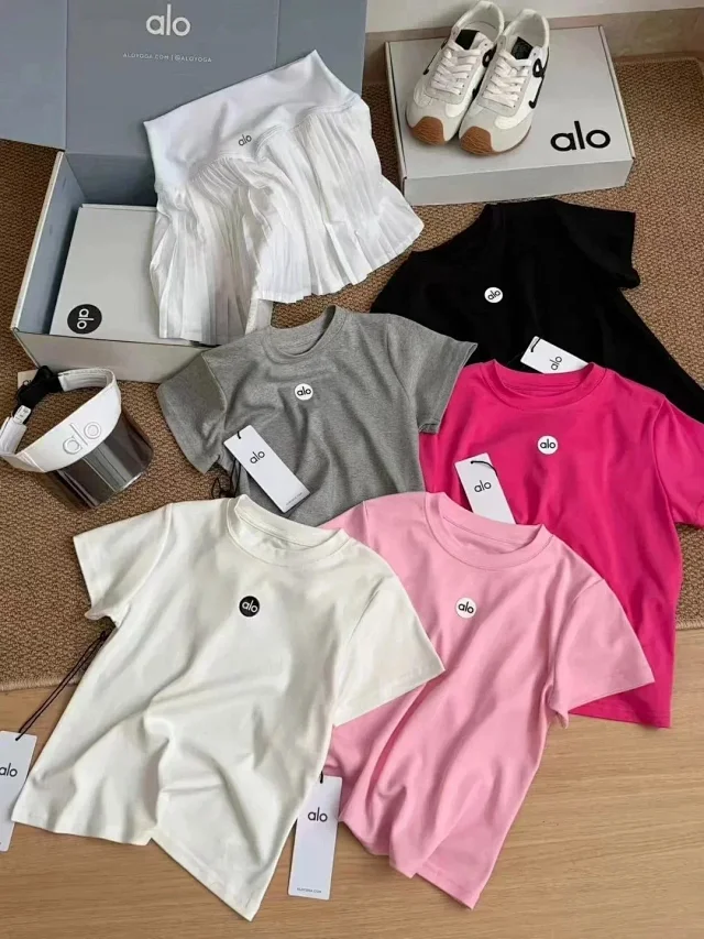 Alo Yoga T-Shirts Crew Neck Short-Sleeve Logo T-Shirt product detail image 5