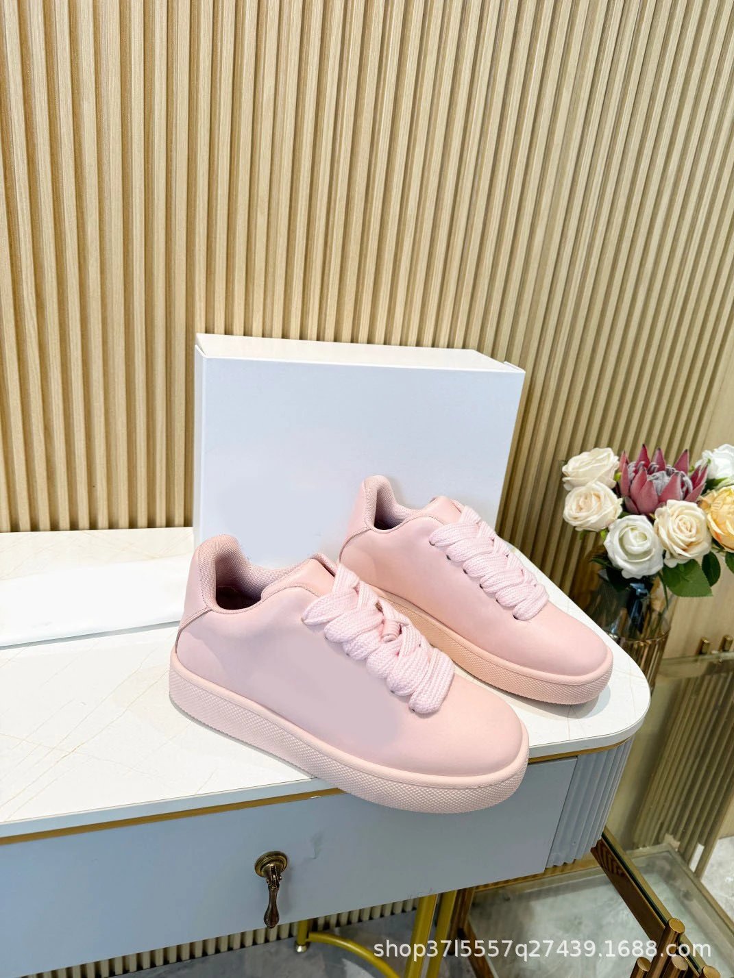 Unbranded Sneakers Low-Top Lace-Up with Woven Uppers — Pink leather surface